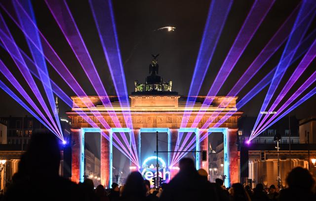 31 December 2025, Berlin: A laser show lights up the Brandenburg Gate during the "Yeah 26" New Year's Eve event. Photo: Britta Pedersen/dpa