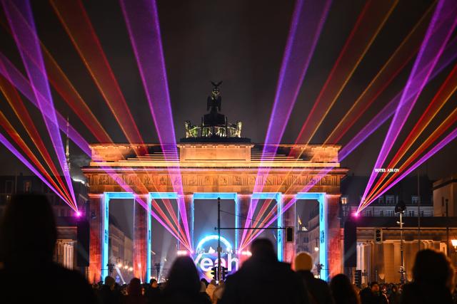 31 December 2025, Berlin: A laser show lights up the Brandenburg Gate during the "Yeah 26" New Year's Eve event. Photo: Britta Pedersen/dpa