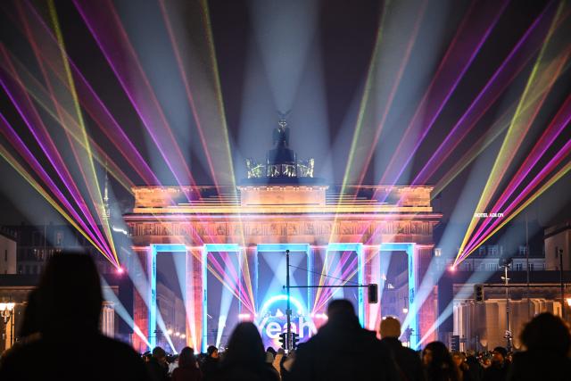 31 December 2025, Berlin: A laser show lights up the Brandenburg Gate during the "Yeah 26" New Year's Eve event. Photo: Britta Pedersen/dpa