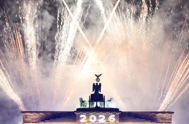 01 January 2026, Berlin: Fireworks can be seen above the Brandenburg Gate at the "Yeah 26" New Year's Eve event. Photo: Britta Pedersen/dpa
