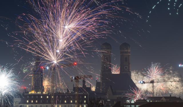 01 January 2026, Bavaria, Munich: Fireworks rockets light up the sky over the two towers of the Frauenkirche during New Year's celebrations. Photo: Peter Kneffel/dpa