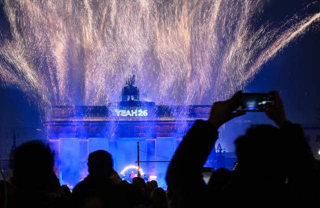 01 January 2026, Berlin: Fireworks can be seen above the Brandenburg Gate at the "Yeah 26" New Year's Eve event. Photo: Britta Pedersen/dpa