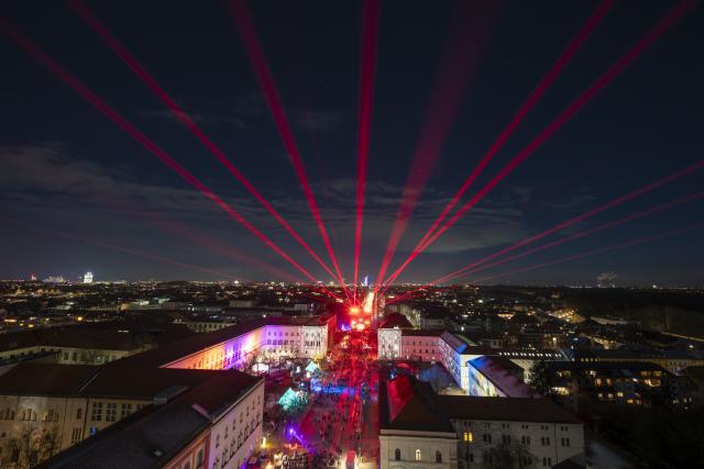 31 December 2025, Bavaria, Munich: A laser show can be seen on the New Year's Eve mile on Ludwigstrasse between Siegestor and Von-der-Tann-Strasse. Photo: Peter Kneffel/dpa