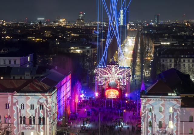 31 December 2025, Bavaria, Munich: A laser show can be seen on the New Year's Eve mile on Ludwigstrasse between Siegestor and Von-der-Tann-Strasse. Photo: Peter Kneffel/dpa