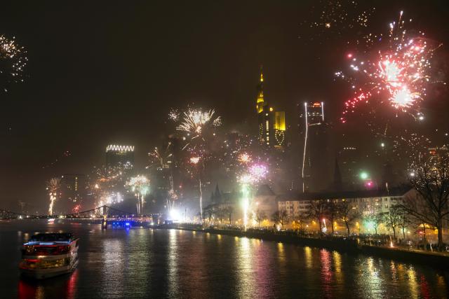 01 January 2026, Hesse, Frankfurt/Main: Fireworks can be seen over the banks of the Main and the skyline at the turn of the year. Photo: Helmut Fricke/dpa