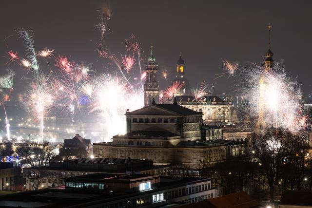 31 December 2025, Saxony, Dresden: Fireworks explode over the old town on the Elbe on New Year's Eve. Photo: Sebastian Kahnert/dpa