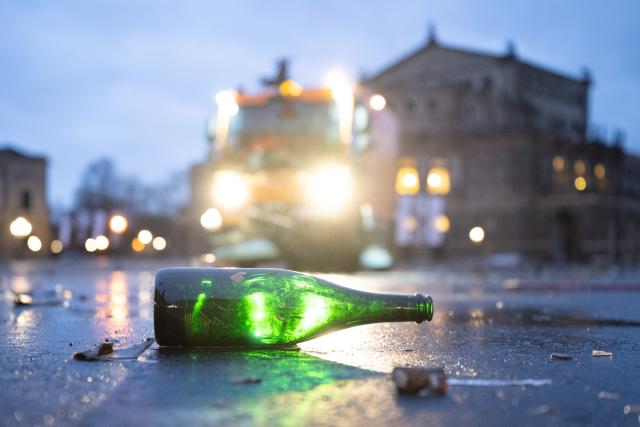 01 January 2026, Saxony, Dresden: A street sweeper from Stadtreinigung Dresden drives across Theaterplatz in front of the Semperoper and removes the garbage from New Year's Eve. Photo: Sebastian Kahnert/dpa