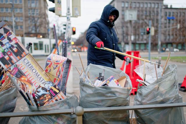 01 January 2026, Baden-Württemberg, Mannheim: A participant collects garbage from New Year's Eve at the water tower. The Ahmadiyya community's campaign takes place nationwide. In recent years, around 10,000 young Muslims have taken part in more than one city Photo: Uwe Anspach/dpa
