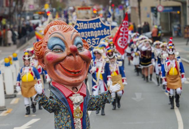 01 January 2026, Rhineland-Palatinate, Mainz: A Mainz Schwellkopp greets the foolish public on New Year's morning. Around 1,200 guardsmen and dragoons, hussars and heralds, princesses and princes as well as around 450 musicians ring in the fifth season with their traditional parade through the city center on New Year's morning. Photo: Andreas Arnold/dpa