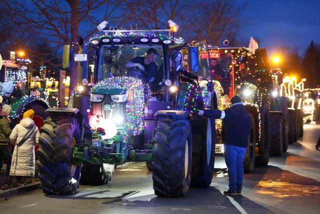 01 January 2026, Saxony-Anhalt, Haldensleben: Over 300 decorated tractors and trucks from Saxony-Anhalt take part in the "Spark of Hope" tour, raising funds for newborn care and an emergency baby ambulance in Magdeburg. Photo: Peter Gercke/dpa