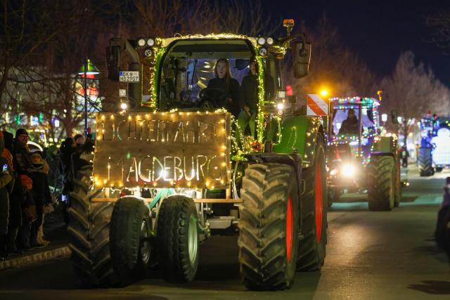 01 January 2026, Saxony-Anhalt, Haldensleben: Over 300 decorated tractors and trucks from Saxony-Anhalt take part in the "Spark of Hope" tour, raising funds for newborn care and an emergency baby ambulance in Magdeburg. Photo: Peter Gercke/dpa