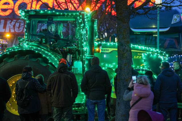01 January 2026, Saxony-Anhalt, Haldensleben: Over 300 decorated tractors and trucks from Saxony-Anhalt take part in the "Spark of Hope" tour, raising funds for newborn care and an emergency baby ambulance in Magdeburg. Photo: Peter Gercke/dpa