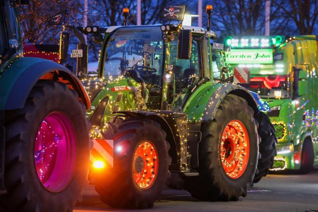 01 January 2026, Saxony-Anhalt, Haldensleben: Over 300 decorated tractors and trucks from Saxony-Anhalt take part in the "Spark of Hope" tour, raising funds for newborn care and an emergency baby ambulance in Magdeburg. Photo: Peter Gercke/dpa