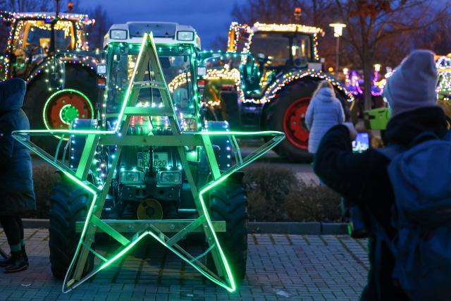 01 January 2026, Saxony-Anhalt, Haldensleben: Over 300 decorated tractors and trucks from Saxony-Anhalt take part in the "Spark of Hope" tour, raising funds for newborn care and an emergency baby ambulance in Magdeburg. Photo: Peter Gercke/dpa