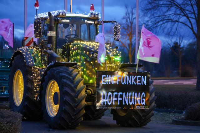 01 January 2026, Saxony-Anhalt, Haldensleben: Over 300 decorated tractors and trucks from Saxony-Anhalt take part in the "Spark of Hope" tour, raising funds for newborn care and an emergency baby ambulance in Magdeburg. Photo: Peter Gercke/dpa