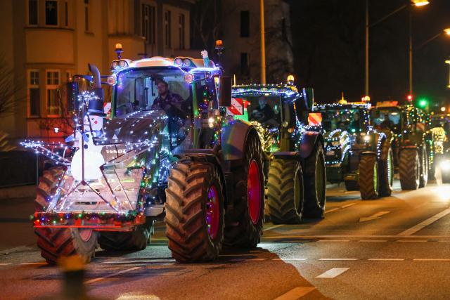 01 January 2026, Saxony-Anhalt, Haldensleben: Over 300 decorated tractors and trucks from Saxony-Anhalt take part in the "Spark of Hope" tour, raising funds for newborn care and an emergency baby ambulance in Magdeburg. Photo: Peter Gercke/dpa