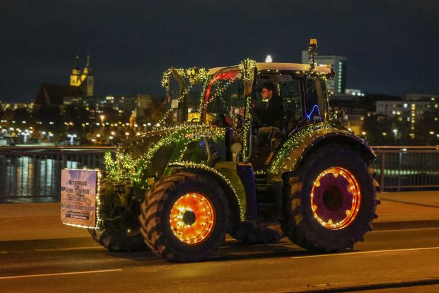 01 January 2026, Saxony-Anhalt, Haldensleben: Over 300 decorated tractors and trucks from Saxony-Anhalt take part in the "Spark of Hope" tour, raising funds for newborn care and an emergency baby ambulance in Magdeburg. Photo: Peter Gercke/dpa