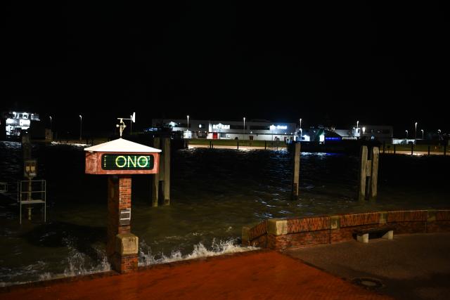 01 January 2026, Lower Saxony, Norddeich: Water overflows the quay wall at the port of Norddeich as water levels are expected to reach around 1.5 metres above mean high water. Photo: Lars Penning/dpa