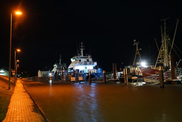 01 January 2026, Lower Saxony, Norddeich: Water overflows the quay wall at the port of Norddeich as water levels are expected to reach around 1.5 metres above mean high water. Photo: Lars Penning/dpa
