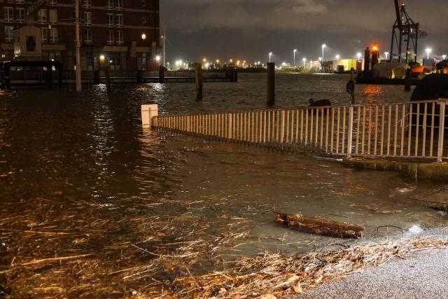 02 January 2026, Hamburg: The water of the Elbe floods a parking lot in Hamburg-Oevelgoenne. Photo: Bodo Marks/dpa