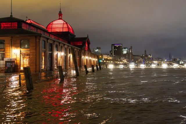 02 January 2026, Hamburg: The water of the Elbe presses down on Hamburg's fish market during high tide and a storm surge. Photo: Bodo Marks/dpa