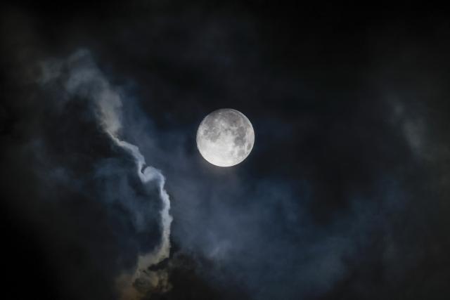 02 January 2026, North Rhine-Westphalia, Königswinter: The almost fully visible, waxing moon can be seen in the early morning in the cloudy sky over Koenigswinter. Photo: Thomas Banneyer/dpa