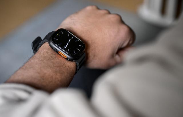 PRODUCTION - 30 December 2025, Berlin: A young man looks at a wristwatch. Photo: Britta Pedersen/dpa