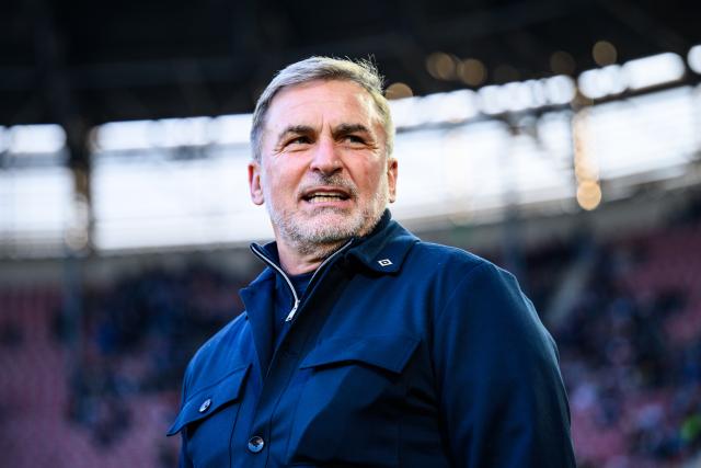 FILED - 22 November 2025, Bavaria, Augsburg: SV Hamburg Sports director Stefan Kuntz is pictured before the German Bundesliga soccer match between FC Augsburg and Hamburger SV at the WWK-Arena. Board member for sport Stefan Kuntz has left SV Hamburg with immediate effect for "personal family reasons," the Bundesliga club said on Friday. Photo: Tom Weller/dpa - IMPORTANT NOTICE: DFL and DFB regulations prohibit any use of photographs as image sequences and/or quasi-video.