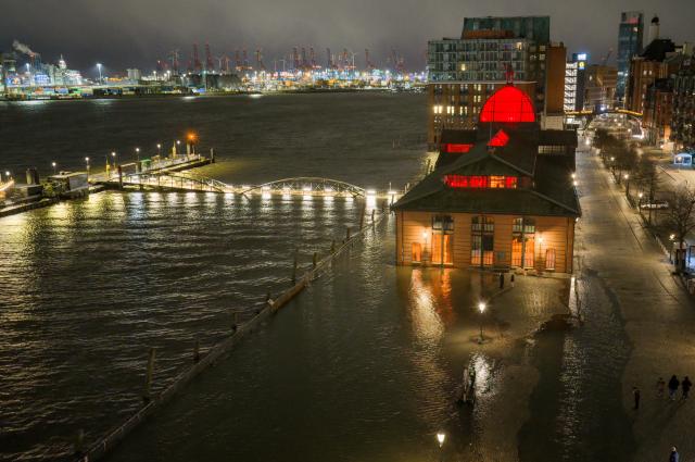 FILED - 02 January 2026, Hamburg: The water of the Elbe presses down on Hamburg's fish market during high tide and a storm surge. Photo: Bodo Marks/dpa