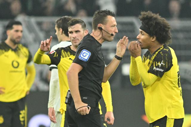 FILED - 19 December 2025, North Rhine-Westphalia, Dortmund: Dortmund's Karim Adeyemi discusses with referee Sven Jablonski during the German Bundesliga soccer match between Borussia Dortmund and Borussia Moenchengladbach at the Signal Iduna Park. Photo: Bernd Thissen/dpa