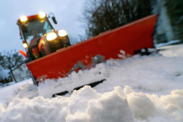 03 January 2026, Bavaria, Untermerzbach: A snow clearing vehicle pushes snow in a residential area in the morning. The German Weather Service is expecting unstable and windy winter weather in Germany for the coming days with a risk of slippery roads. Photo: Pia Bayer/dpa