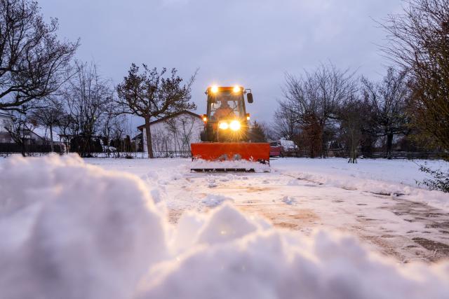 03 January 2026, Bavaria, Untermerzbach: A snow clearing vehicle pushes snow in a residential area in the morning. The German Weather Service is expecting unstable and windy winter weather in Germany for the coming days with a risk of slippery roads. Photo: Pia Bayer/dpa