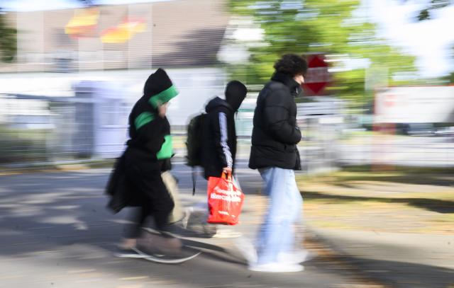 FILED - 18 October 2023, Niedersachsen, Braunschweig: Refugees go to the Lower Saxony State Reception Office in Braunschweig. Photo: Julian Stratenschulte/dpa