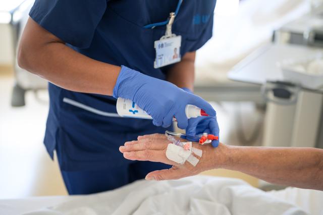 PRODUCTION - 09 July 2024, Homburg: An Indian nurse administers an infusion. More than half a million migrant women could make a big contribution to reducing the skills shortage in Germany, according to a new study from the German Economic Institute (IW), a pro-business think tank. Photo: Oliver Dietze/dpa
