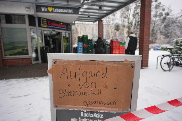03 January 2026, Berlin: A sign stating "Closed due to power failure" is seen outside a supermarket. After a cable bridge caught fire, 50,000 households and 2,000 businesses in south-west Berlin lost power. Photo: Michael Kappeler/dpa