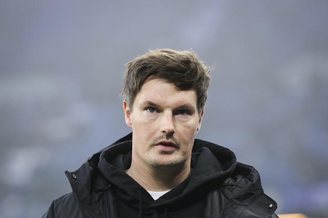 FILED - 20 December 2025, Hamburg: Hamburg coach Merlin Polzin reacts ahead of the German Bundesliga soccer match between Hamburger SV and Eintracht Frankfurt at Volksparkstadion. Photo: Christian Charisius/dpa - WICHTIGER HINWEIS: Gemäß den Vorgaben der DFL Deutsche Fußball Liga bzw. des DFB Deutscher Fußball-Bund ist es untersagt, in dem Stadion und/oder vom Spiel angefertigte Fotoaufnahmen in Form von Sequenzbildern und/oder videoähnlichen Fotostrecken zu verwerten bzw. verwerten zu lassen.