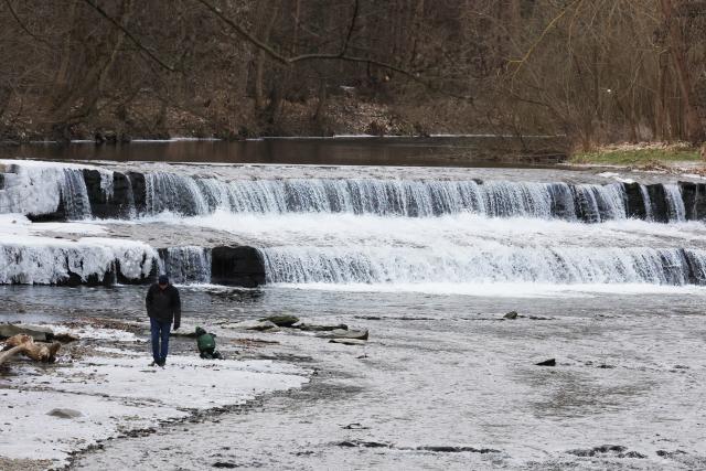 03 January 2026, Thuringia, Bad Blankenburg: The Chrysopras weir on the Schwarza river is partly iced over. Thuringia got off to a wintry start to the weekend with heavy snowfall in the night. Photo: Bodo Schackow/dpa
