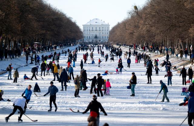 03 January 2026, Bavaria, Munich: Numerous people take advantage of the cold weather for a walk across the frozen Nymphenburg Canal. Photo: Sven Hoppe/dpa