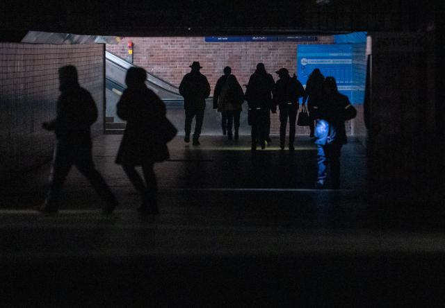 03 January 2026, Berlin: Passers-by walk through Wannsee station after a power outage in Berlin.  After a cable bridge caught fire, 50,000 households and 2,000 businesses in south-west Berlin lost power. Photo: Michael Kappeler/Dpa/dpa