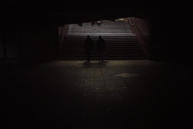 03 January 2026, Berlin: Passers-by walk through Wannsee station after a power outage in Berlin.  After a cable bridge caught fire, 50,000 households and 2,000 businesses in south-west Berlin lost power. Photo: Michael Kappeler/Dpa/dpa