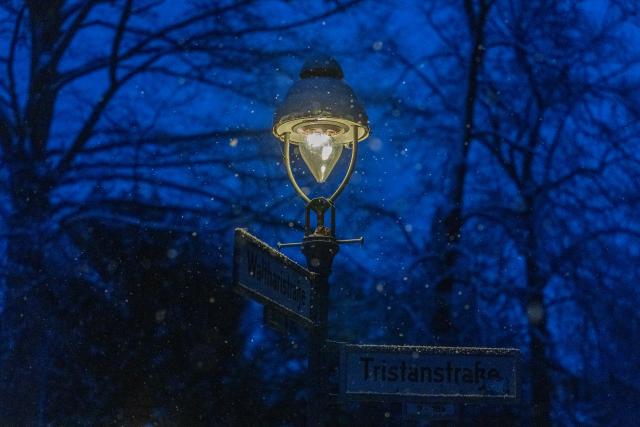 03 January 2026, Berlin: The street lighting in parts of Nikolassee burns as historic gas lanterns despite a power cut. After a cable bridge caught fire, 50,000 households and 2,000 businesses in south-west Berlin lost power. Photo: Michael Kappeler/dpa