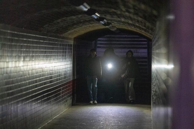 03 January 2026, Berlin: Passers-by walk through Wannsee station after a power cut. After a cable bridge caught fire, 50,000 households and 2,000 businesses in south-west Berlin lost power. Photo: Michael Kappeler/dpa