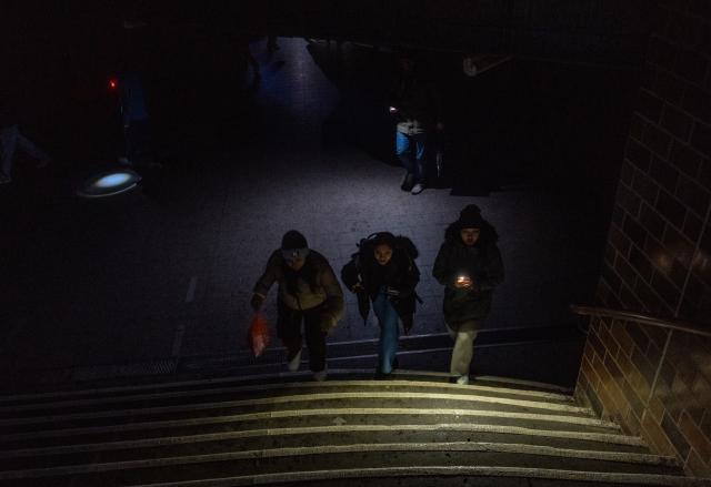 03 January 2026, Berlin: Passers-by walk through Wannsee station after a power cut. After a cable bridge caught fire, 50,000 households and 2,000 businesses in south-west Berlin lost power. Photo: Michael Kappeler/dpa