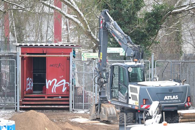 04 January 2026, Berlin: An excavator stands in front of the burnt-out cable bridge during a power outage in south-west Berlin. Tens of thousands in the area are without electricity after a politically motivated arson attack on Saturday morning damaged key lines on the bridge over the Teltow Canal to Lichterfelde power station. Photo: Sebastian Christoph Gollnow/dpa