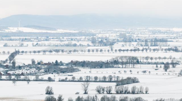 04 January 2026, Lower Saxony, Hemmingen: An aerial view taken with a drone shows snow on the fields in the Hanover region. Photo: Julian Stratenschulte/dpa