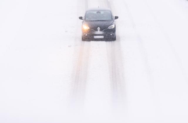 04 January 2026, Lower Saxony, Hemmingen: A car drives on the Messeschnellweg in the Hanover region during snowfall. Photo: Julian Stratenschulte/dpa