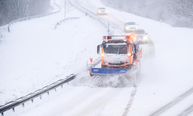04 January 2026, Lower Saxony, Hemmingen: A snow clearing vehicle drives on the Messeschnellweg in the Hanover region during snowfall. Photo: Julian Stratenschulte/dpa