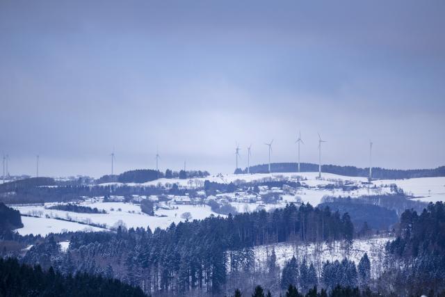 04 January 2026, North Rhine-Westphalia, Hellenthal: View of the snow-covered landscape in the Eifel. Photo: Thomas Banneyer/dpa