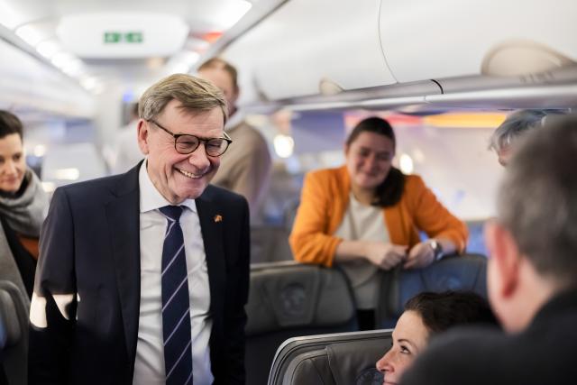 05 January 2026, Brandenburg, Schönefeld: Johann Wadephul (C), German Foreign Minister, welcomes media representatives on the flight to Vilnius in the A321LR of the German Air Force. Photo: Christoph Soeder/dpa