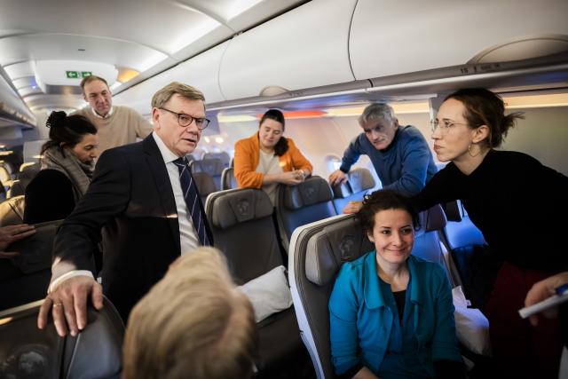 05 January 2026, Brandenburg, Schönefeld: Johann Wadephul (CDU, 3rd from left), Foreign Minister, welcomes media representatives on the flight to Vilnius in the A321LR of the German Air Force. Photo: Christoph Soeder/dpa